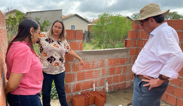 Prefeito Nelson Cintra vistoria obras, participa de ação no PSF Salin Cafure e se reúne com empresário