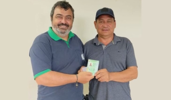 Aos 64 anos, idoso de Aral Moreira recebe sua primeira carteira de habilitação