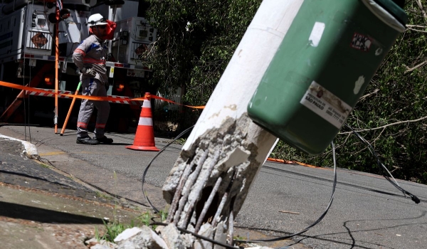 SP: Cerca de 200 mil clientes continuam sem luz 4 dias após chuva, diz Enel