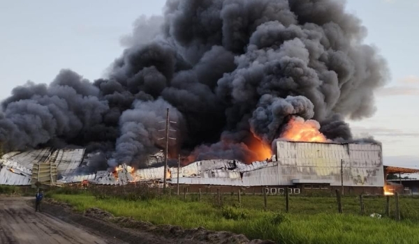 Incêndio de grandes proporções atinge fábrica da Cacau Show em Linhares (ES)