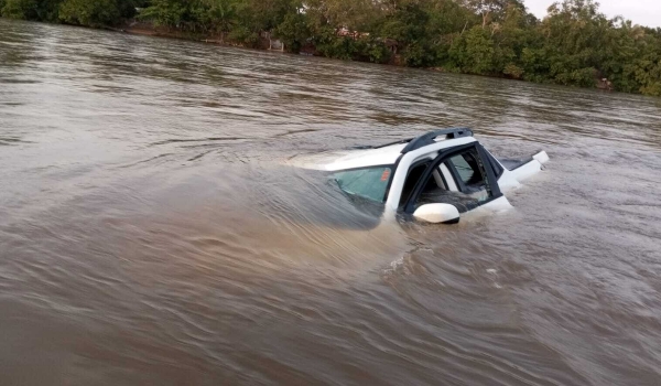 Picape cai em rio, motorista manda localização para amigos e desaparece