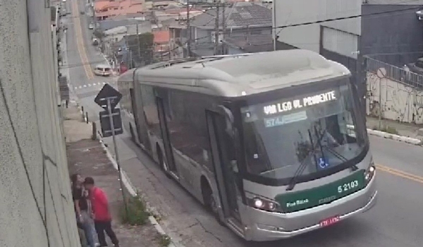 Motorista e passageiros de ônibus salvam mulher de tentativa de estupro em SP