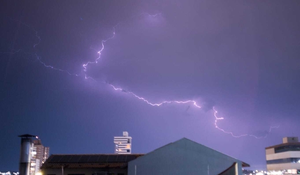 Quase 100 mil raios atingiram Mato Grosso do Sul em 24 horas