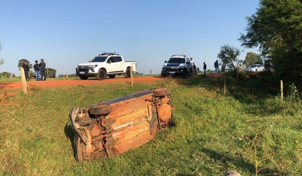 Motorista morre após perder controle, capotar veículo e invadir pasto