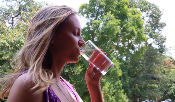 Não espere a sede apertar: beber água e alimentação leve ajudam a encarar o calorão em MS