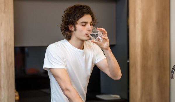 Hidratação é importante para evitar efeitos do calor; médico dá dicas para driblar altas temperaturas