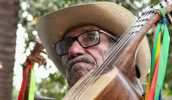 No museu onde a memória dos cururueiros faz morada, seu Sebastião reencontra irmãos da viola de cocho