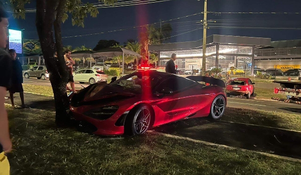 Colisão entre veículos deixa McLaren destruída na Afonso Pena