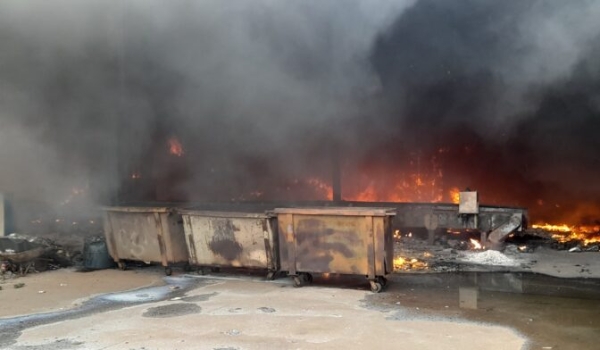 Incêndio de grandes proporções destrói galpão de reciclados