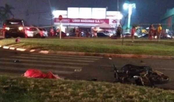 A caminho do aniversário do neto, mulher bate moto em carro e morre