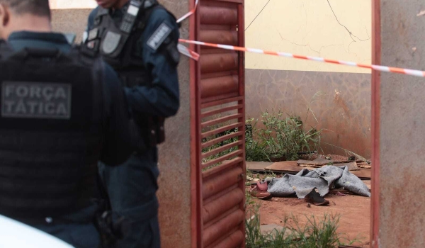 Com faca cravada no peito, homem é encontrado morto em casa abandonada