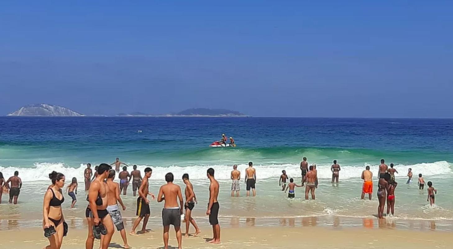 Cariocas e turistas violam regras nas praias do RJ