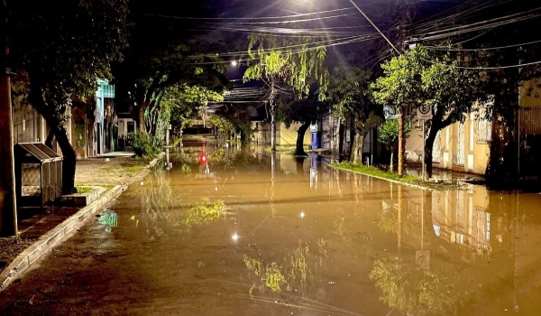 Rio Guaíba tem cheia histórica e águas invadem ruas em Porto Alegre