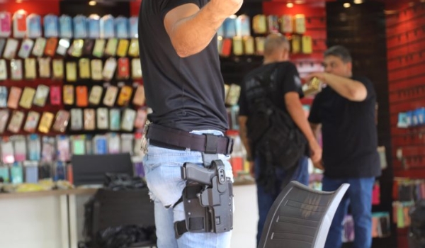 Operação conjunta fiscaliza lojas de celulares e acessórios no Centro de Campo Grande