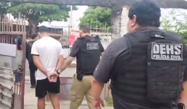 Homem é preso após matar ex-namorada grávida por não querer um filho negro