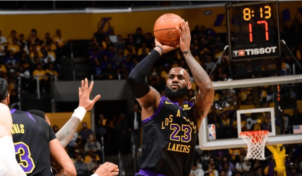 LeBron James se torna o primeiro jogador da NBA a marcar 39.000 pontos