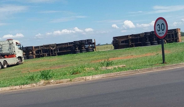 Motorista de 51 anos morre após bater em caminhão parado em rodovia