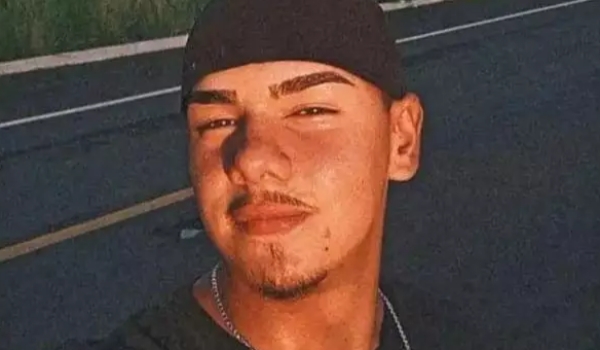 Motociclista de 18 anos morre após colidir com vaca na pista