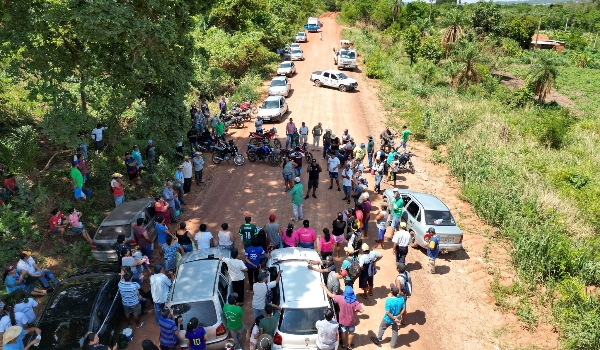 Para pedir asfalto, moradores fecham estrada que liga Aquidauana a distrito