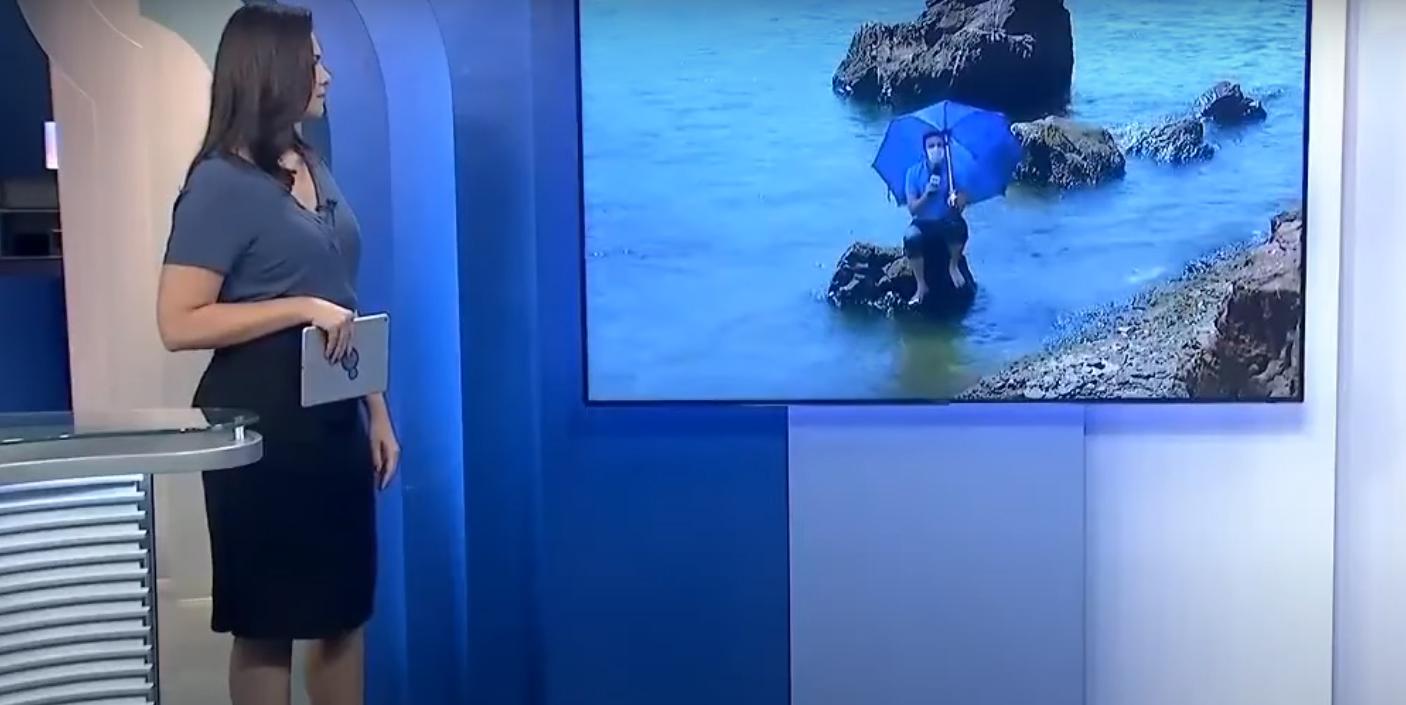 Repórter da Globo cai em rio em chamada ao vivo