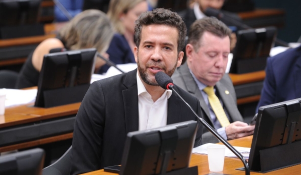 À CNN, ex-assessor diz que Janones pediu a funcionários vaquinha para arrecadar R$ 200 mil para campanha