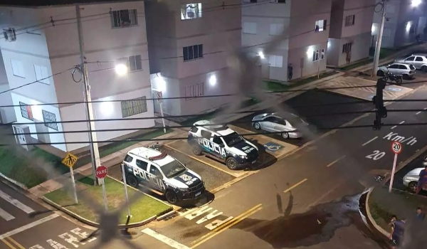 Suspeito de agredir esposa toma arma de policial e é morto a tiros em condomínio