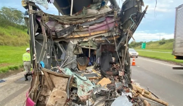 Acidente entre ônibus de Três Lagoas e caminhão deixa 2 mortos e 40 feridos