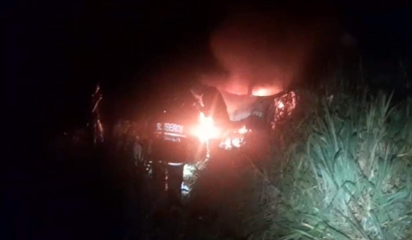 Carro com muamba capota e pega fogo após colisão na BR-267