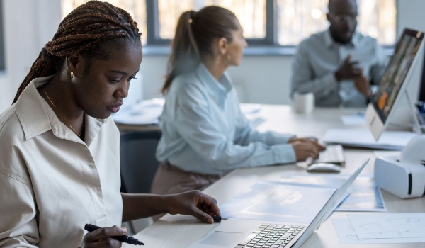 Negros e pardos são maioria no mercado de trabalho, mas rendimentos de brancos são 61,4% maiores, aponta IBGE