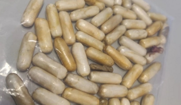 Boliviano morre após engolir 35 cápsulas de cocaína