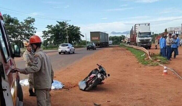 Motociclista para embaixo de carreta após colisão e morre em avenida