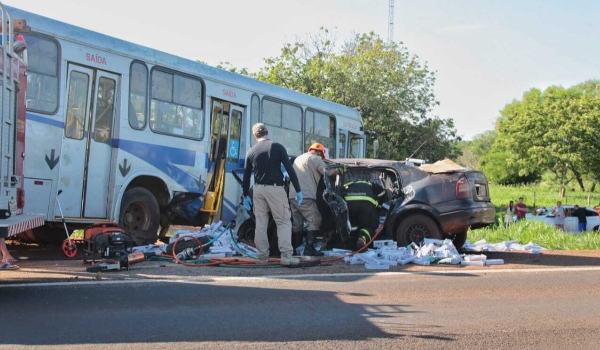 Motorista com carro lotado de cigarro morre em acidente com ônibus