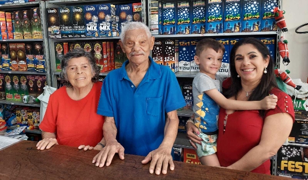 Loja mais antiga de fogos de artifício resiste chegando à 3ª geração