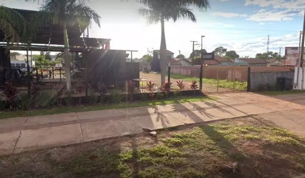 Após sair de evento, grupo é alvo de atiradores e homem morre em estacionamento