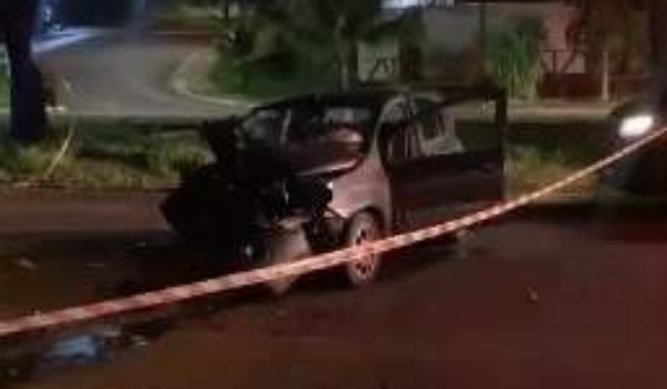 Em alta velocidade, mãe bate carro em poste e filha de 10 anos morre