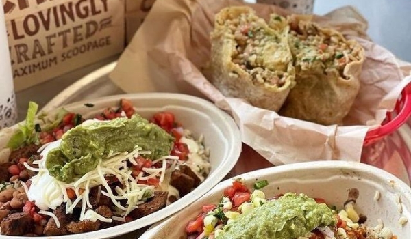 Mulher é condenada a trabalhar 2 meses em fast food após jogar tigela em atendendente