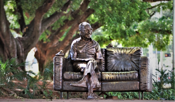 Biblioteca Isaias Paim faz exposição em comemoração aos 107 anos do nascimento de Manoel de Barros