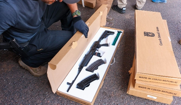 Mais armas são achadas em contêiner de empresa que abastecia facções