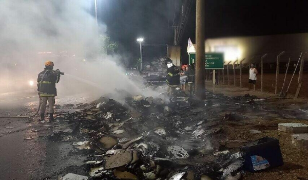 Caminhão-baú pega fogo e carga de papelão fica destruída na BR-262