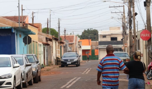 Agehab realiza entrega de mais 165 títulos de regularização fundiária no Aero Rancho