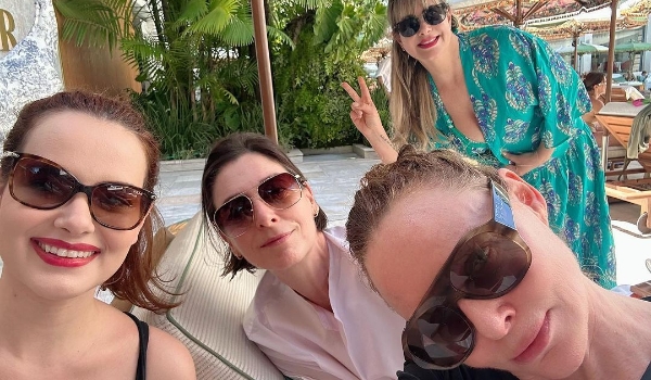 Filhas de Paul McCartney curtem piscina no Rio antes do show do pai