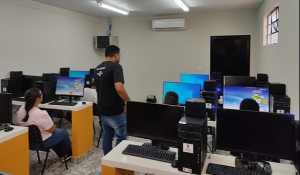 Atendidos pelo Escritório Social, egressos do sistema prisional e familiares são capacitados em informática