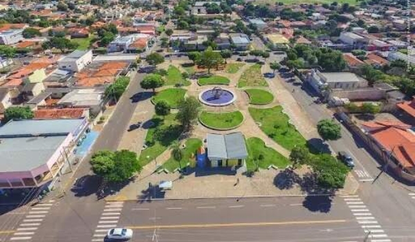 Homem é encontrado morto pelo irmão com faca cravada no peito