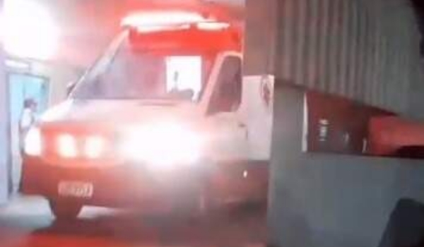 Com criança na garupa, jovem bate moto em poste e morre