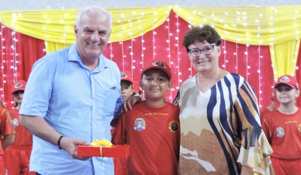 Alunos do Projeto Bombeiros do Amanhã participam de formatura realizada pela Prefeitura de Caracol