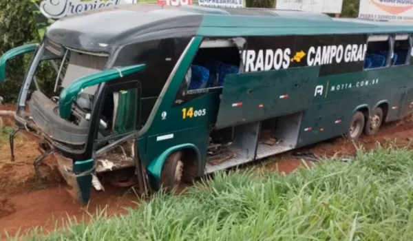 Ônibus com destino a Campo Grande cai em barranco e 8 pessoas ficam feridas