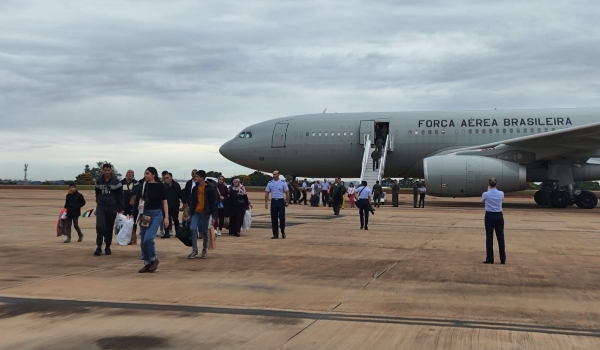 Terceiro grupo de brasileiros repatriados de Gaza chega ao Brasil