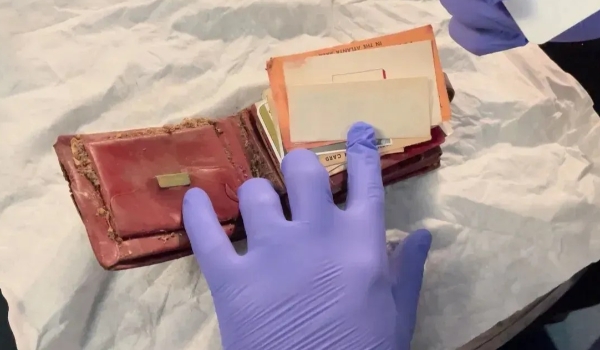 Carteira encontrada após 65 anos em cinema reconecta família com sua história