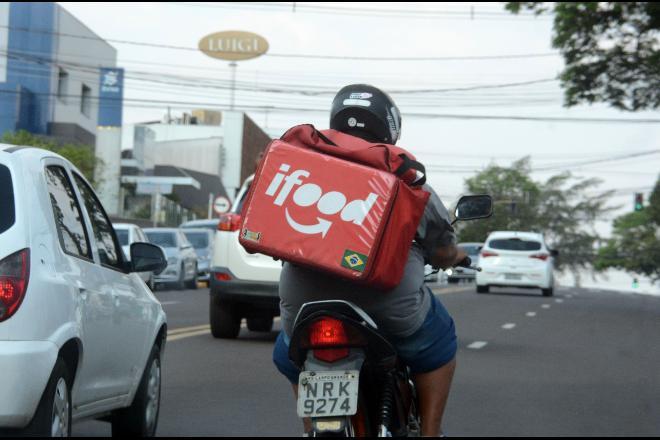 30% dos motoristas de apps trocam carros por motos