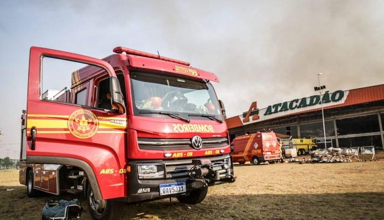 Risco de desabamento: Bombeiros combatem incêndio de fora do Atacadão e já usaram mais de 365 mil litros de água